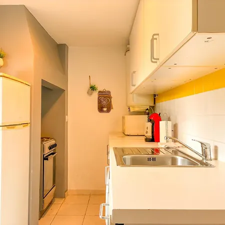 Cozy Charming Flat In Flowers Garden! 아파트