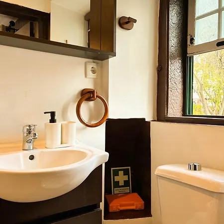 Cozy Charming Flat In Flowers Garden! 아파트 *